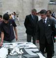 Il Sindaco di Pietrasanta con un artista